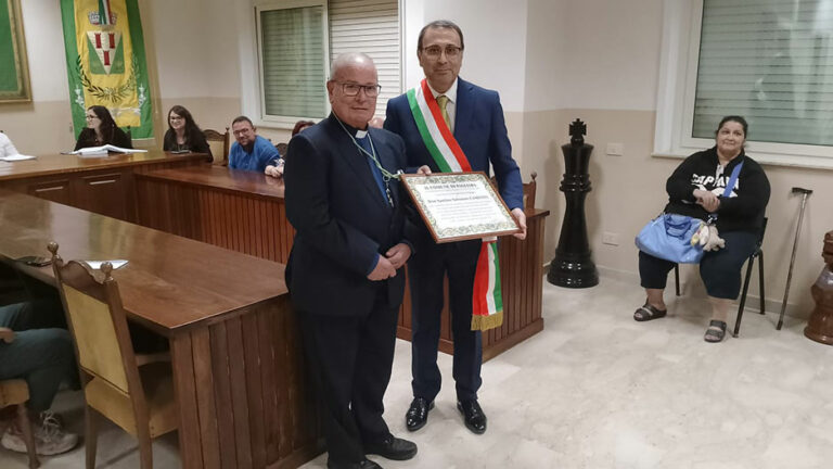 Il sindaco Sebastiano Gugliotta dona una pergamena a Padre Santino Caminiti