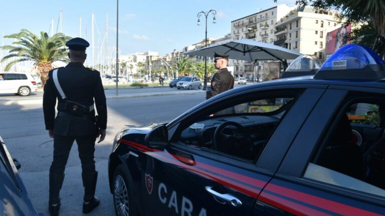 carabinieri pompa di benzina