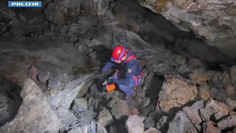 BOMBA A MANO PISTOLA E MUNIZIONI DA GUERRA TROVATE DALLA POLIZIA DI STATO IN UNA GROTTA LAVICA A SAN GIOVANNI GALERMO 1