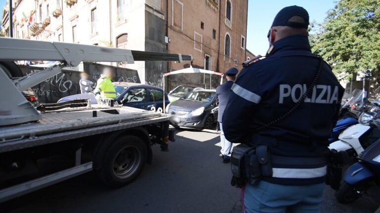 LINEA DURA DELLA POLIZIA DI STATO SUI PARCHEGGIATORI ABUSIVI DENUNCIATO PARCHEGGIATORE RECIDIVO IN VIA SANTA MARIA LA GRANDE