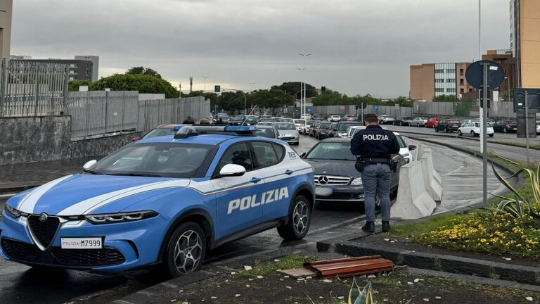 PIOGGIA DI SANZIONI DELLA POLIZIA DI STATO PER I VEICOLI IN SOSTA SELVAGGIA NELLE CORSIE RISERVATE AI MEZZI DI SOCCORSO 2