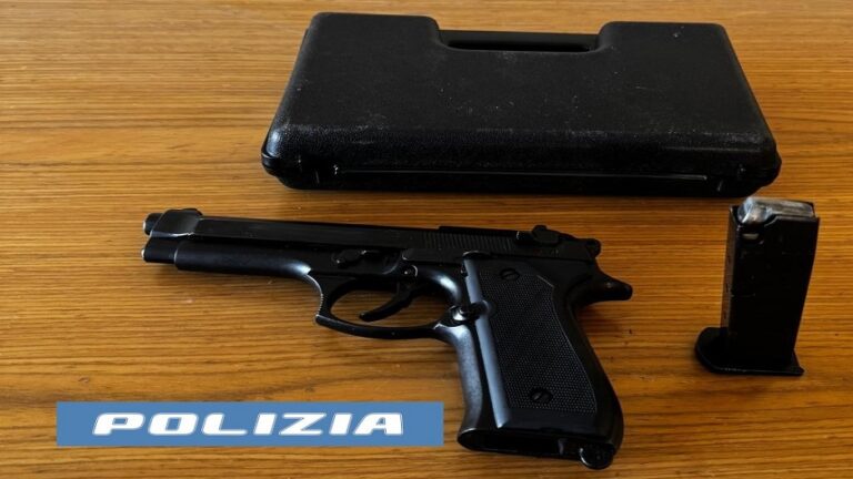 UNA PISTOLA A SALVE SENZA TAPPO ROSSO NELLO SCOOTER DUE GIOVANI BECCATI DALLA POLIZIA DI STATO DAVANTI AD UNO SPORTELLO BANCARIO 1