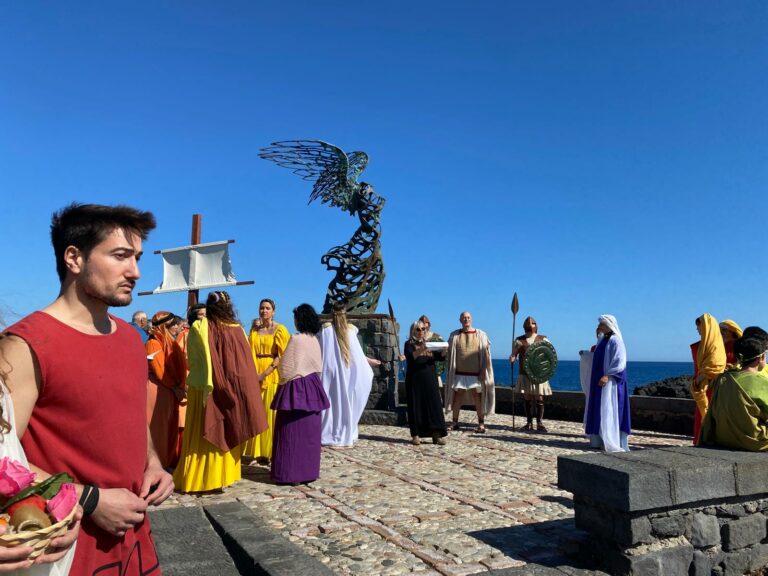 Naxos Rievocazione Storica 2 il corteo storico davanti alla statua della Nike sul lungomare