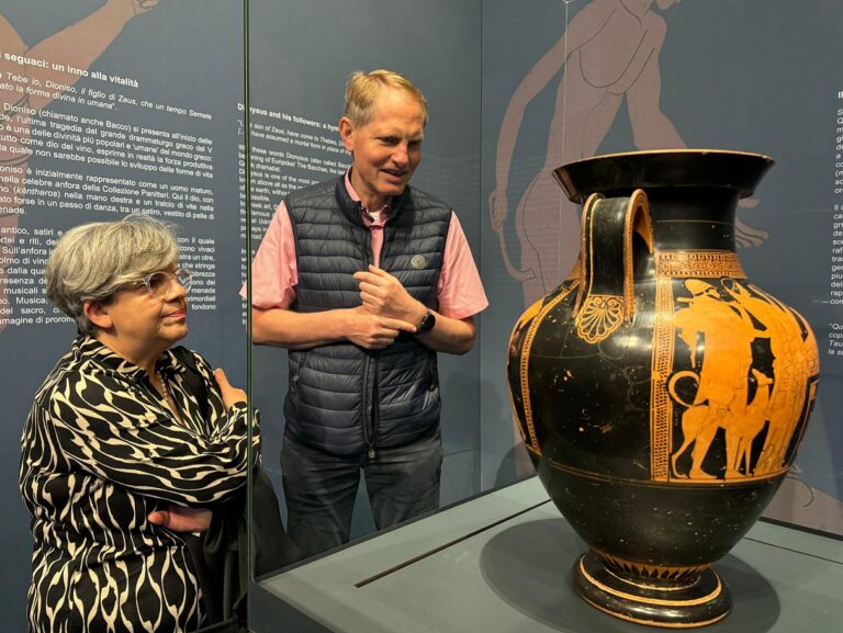 Mostra Vasi Panitteri sx M. Concetta Parello con dir. Museo Monaco