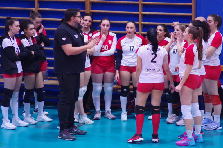 coach Triolo e la squadra Pallavolo Messina serie D femminile Juvara