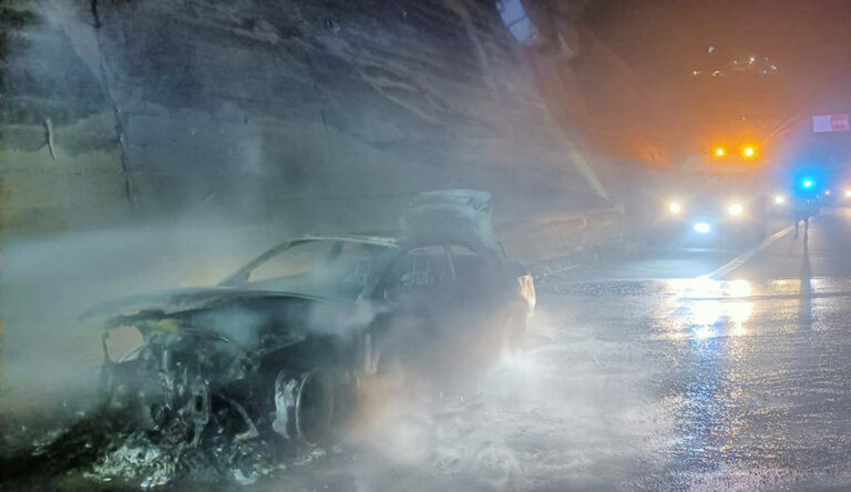Auto in fiamme
