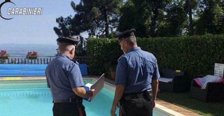 Il bimbo annegato in piscina è sfuggito all'attenzione dei nonni