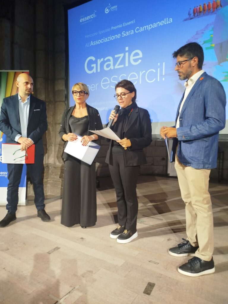 Messina. Al Premio EsserCi commozione sul palco e in platea: sette i vincitori e tre le menzioni speciali La mamma di Sara Campanella con i 2 conduttori e il consigliere CESV Carmelo Schepisi