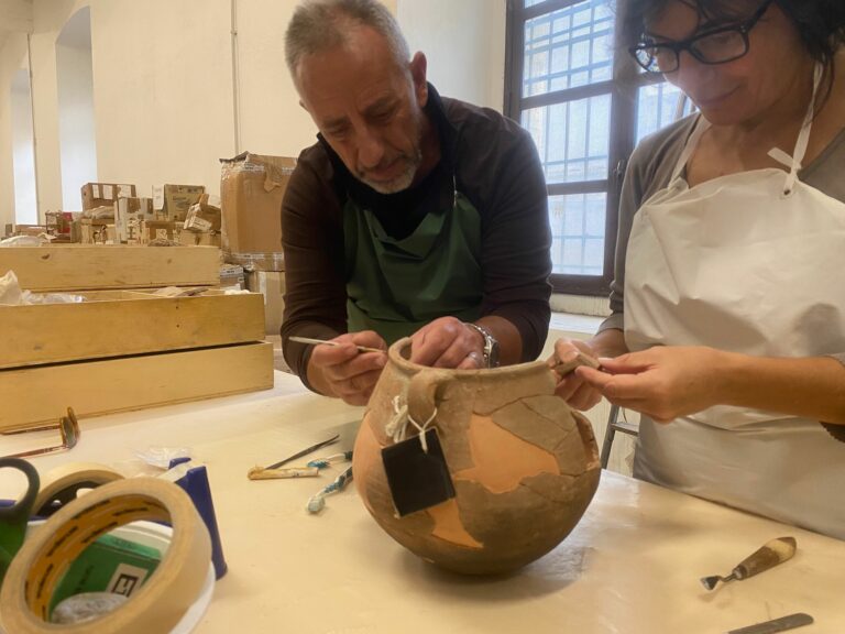 Catania. Con “Ceramica Social Lab” il Parco archeologico etneo avvia laboratori sull’argilla pensati per la comunità di San Cristoforo PARCO CT due restauratori di ceramica al lavoro 01