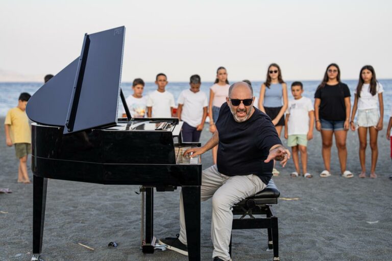 “Zattere nel mare”, il nuovo progetto di Santi Scarcella, debutta in prima nazionale il 23 dicembre al Teatro Vittorio Emanuele di Messina Zattere nel mare