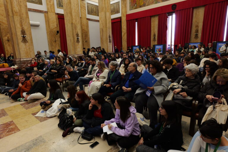 Messina. Dal 23 al 26 ottobre il Premio “EsserCi” 2025: al Pala Cultura laboratori, workshop, tavola rotonda, Agorà e “Soundtrack” immagine EsserCi 2024 1