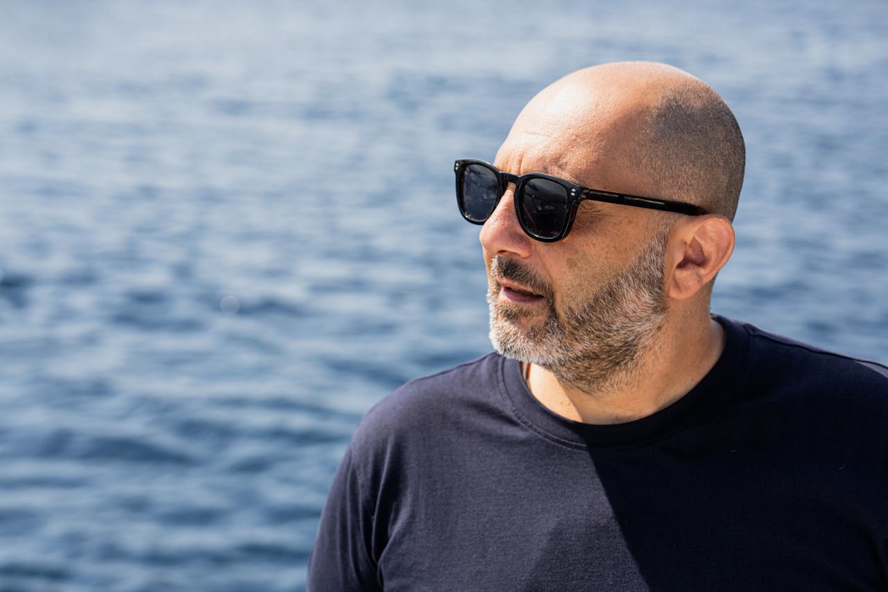 “Zattere nel mare”, il nuovo progetto di Santi Scarcella, debutta in prima nazionale il 23 dicembre al Teatro Vittorio Emanuele di Messina 1 santi Scarcella