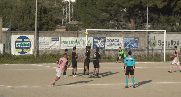 Amante lambisce il palo su punizione