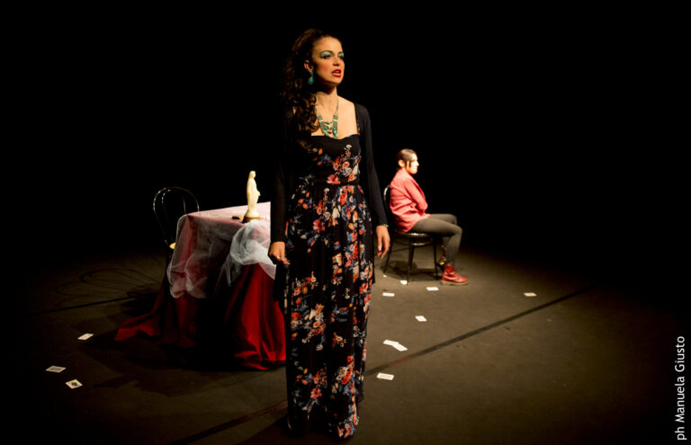 Santa Teresa di Riva. La “Giacominazza” al Nuovo Teatro Val d’Agrò: il 23 novembre in scena pregiudizio e omosessualità al femminile GIACOMINAZZA 1 Luana Rondinelli e Giovanna Mangiu ph. Manuela Giusto