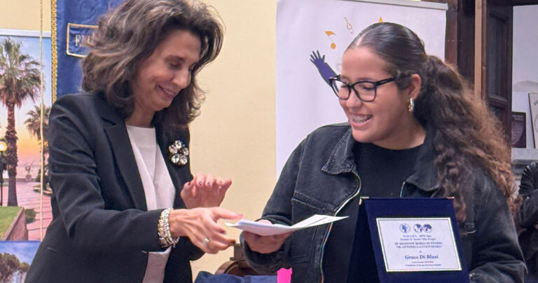 Borsa Studio Maria Antonella Cocchiara, la vincitrice è l’aliese Grace Di Blasi Grace Di Blas con la rettirce Giovanna Spatari