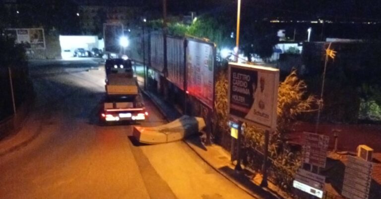 Allarme viabilità sulla Jonica: Tir perde nella notte un concio in cemento a Furci Siculo Immagine WhatsApp 2025 11 12 ore 08.12.39 ffbe305f