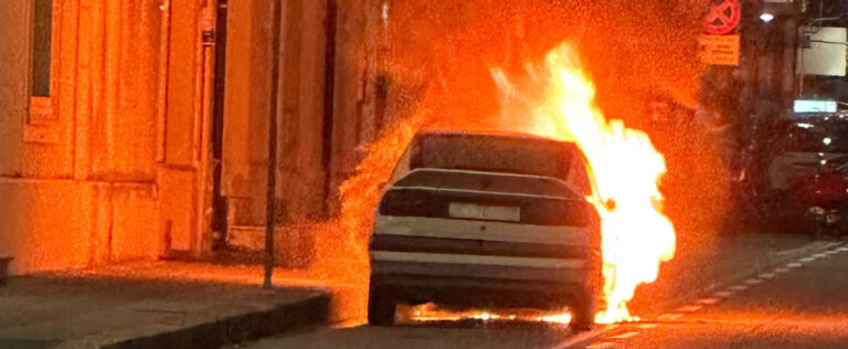 Vettura in fiamme