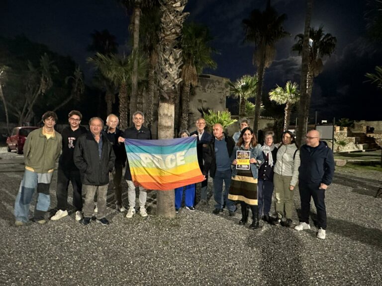 Santa Teresa di Riva. “La scuola non si vende. La scuola non si arma”, ieri Assemblea pubblica al Palazzo della Cultura foto di gruppo