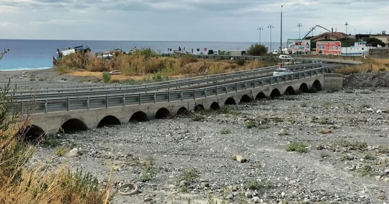 Scontro istituzionale sulla bretella Nisi: stop alla demolizione chiesto da politici e comunità passerella torrente fiumedinisi