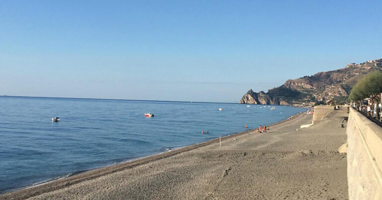 spiaggia santa teresa di riva