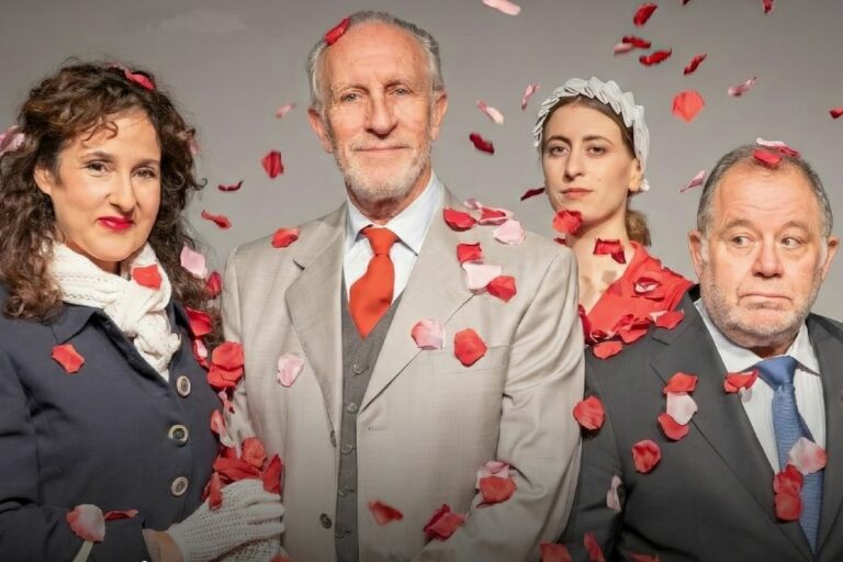 Due dozzine di rose scarlatte foto