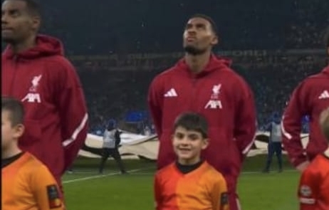 Il giovane santateresino Sebastiano Ragusa ha fatto da mascotte nella gara Inter – Liverpool IMG 20251213 141817