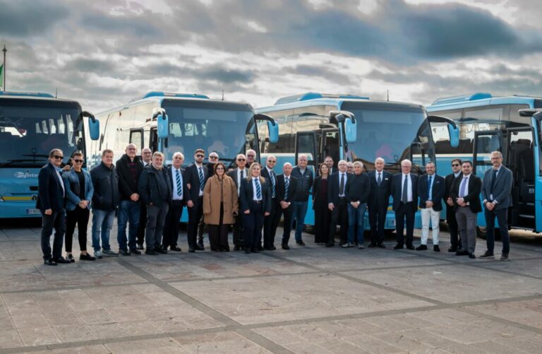 Forza d’Agrò. Interbus presenta i nuovi autobus: ieri mattina l’evento con la proprietà e i sindaci Interbus