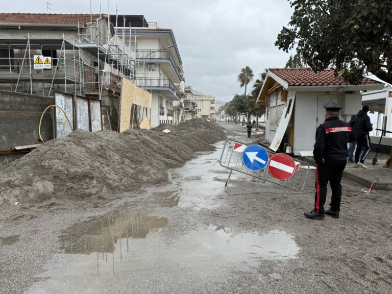 Ciclone Harry. A Letojanni è l’ora della conta dei danni: con le Autorità anche i giovani a spalare sabbia Ciclone Harry