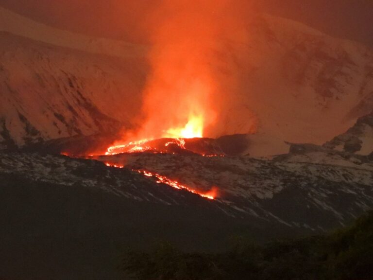 Catania. Fronte lavico in espansione sull’Etna: stop alle escursioni da parte delle Guide Alpine etna in eruzione 1