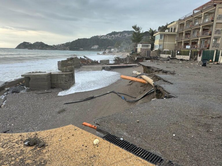 Emergenza Mazzeo Taormina: il ciclone Harry strappa via 500 metri di piazza, danni per 24 milioni mazzzeo