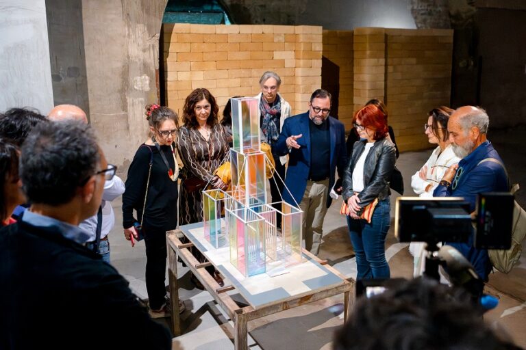 PIRRI 08 al centro Cesare Biasini Selvaggi con visitatori ph. Alessandro Rizzo