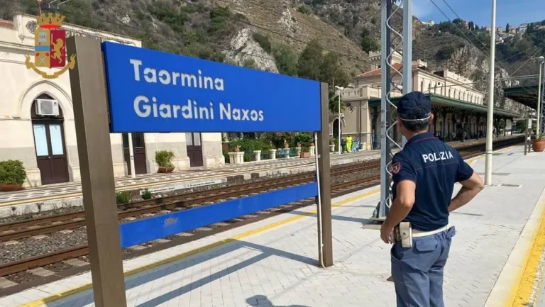 un poliziotto nella stazione ferroviaria di taormina e giardini 02 10 21